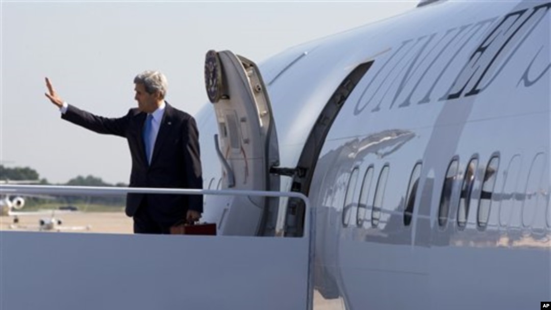 Ảnh tư liệu - Ngoại trưởng John Kerry lên máy bay ở Căn cứ Không quân Andrews, Marryland, ngày 21 tháng 6 năm 2013.