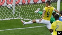 El colombiano Teo Gutierrez (número 9) anotó el Segundo gol de su equipo.
