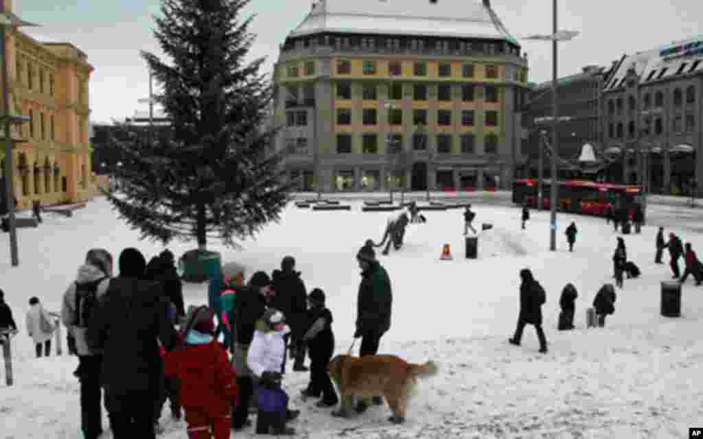 挪威首都奥斯陆12月正值严寒。记者抵达的第一天，白日温度为摄氏零下十来度。为什么每年要在12月10日举行颁奖仪式呢？因为这一天是发明家诺贝尔的周年祭日。