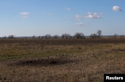 A view of the depression from shelling in field of grain farmer Andrii Povod that has been damaged by shelling and trenches, amid Russia's invasion of Ukraine, in Bilozerka, Kherson region, Ukraine, February 20, 2023. (REUTERS/Lisi Niesner)