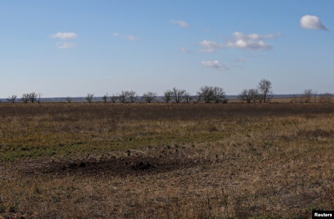 A view of the depression from shelling in field of grain farmer Andrii Povod that has been damaged by shelling and trenches, amid Russia's invasion of Ukraine, in Bilozerka, Kherson region, Ukraine, February 20, 2023. (REUTERS/Lisi Niesner)