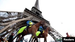 Polisi Perancis berpatroli di bawah Menara Eiffel menjelang Konferensi Perubahan Iklim Dunia 2015, setelah Paris mengalami serangan maut.