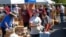 ជនស្ម័គ្រចិត្ត​រដ្ឋ Utah រៀបចំ​កញ្ចប់​ស្បៀង​អាហរ​ដើម្បី​ចែក​ជូន​ទៅ​រថយន្ត​ដែល​រង់ចាំកាលពី​ថ្ងៃទី​១២ ខែសីហា ឆ្នាំ២០២០នៅទីក្រុង Salt Lake ពេល​វីរុសកូរ៉ូណា​កំពុងរាតត្បាត។