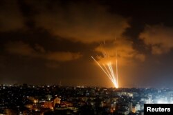 موشک‌های شبه‌نظامیان فلسطینی به سوی اسرائیل شلیک می‌شوند (رویترز، ۱۵ مرداد ۱۴۰۱)
