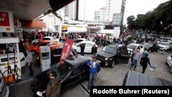 صف های طولانی مردم در جایگاه های سوخت برزیل در پی اعتصاب کامیون داران و اعتراضشان به قیمت بالای سوخت