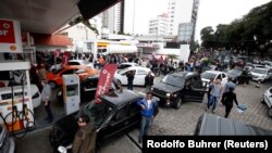 Les longues queues pour acheter du carburant, en raison de la grève des propriétaires de camions pour protester contre les prix élevés du diesel à Curitiba, au Brésil, le 26 mai 2018. REUTERS / Rodolfo Buhrer 