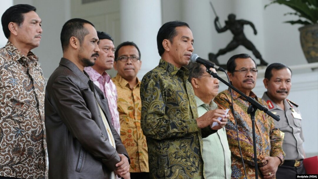Presiden Jokowi didampingi Ketua KPK dan Wakapolri menggelar pertemuan pers, di Istana Bogor, Jawa Barat, 23 Januari 2014 (Foto: VOA/Andylala).