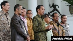 Presiden Jokowi didampingi Ketua KPK dan Wakapolri menggelar pertemuan pers, di Istana Bogor, Jawa Barat, 23 Januari 2014 (Foto: VOA/Andylala).