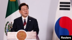 2026년 9월 24일 멕시코를 방문한 이재명 대통령이 멕시코시티 대통령궁에서 클라우디아 셰인바움 멕시코 대통령과 양자 회담 후  언론에 공동 성명을 발표하고 있다.