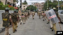 Patrouille de police dans une rue de Bangalore, en Inde, le 12 août 2020.