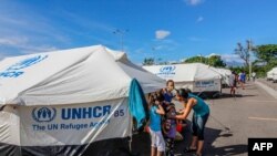 Migrantes venezolanos en el campamento instalado por ACNUR en el Puente Internacional Tienditas en Cúcuta, Colombia, el 16 de junio de 2020.