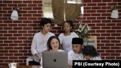 Pelaksana tugas (Plt) Ketua Umum Partai Solidaritas Indonesia (PSI) Giring Ganesha, istrinya Cynthia Riza, dan anak-anak mereka. (Foto: PSI)