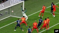 Samuel Umtiti dari Perancis, (dua dari kanan), mencetak gol pembuka dalam pertandingan semifinal Piala Dunia 2018, antara Perancis dan Belgia, di Stadion St. Petersburg, Rusia, Selasa, 10 Juli 2018.