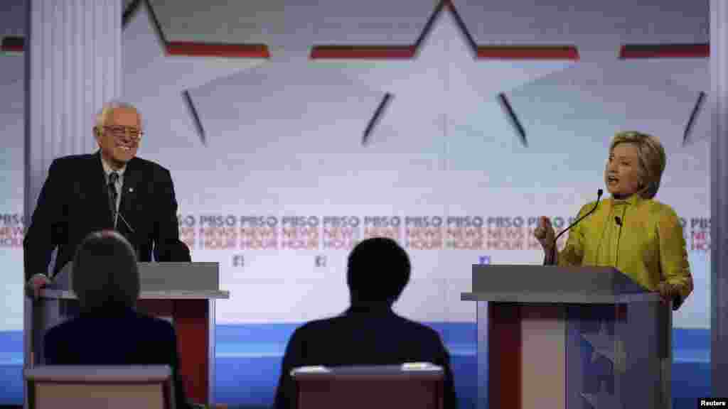 L'ancienne Secrétaire d' Etat Hillary Clinton prend la parole dans le débat démocratique à Milwaukee, le 11 février 2016 .