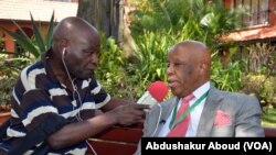 Mwai Gikonyo (kushoto) akizungumza na Festus Mogae rais wa zamani wa Botswana