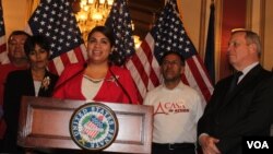 La joven soñadora Astrid Silva, que se hizo conocida durante el discurso del presidente Obama visita el Congreso para seguir en la lucha de los que se quedaron afuera. [Foto: Mitzi Macias, VOA].