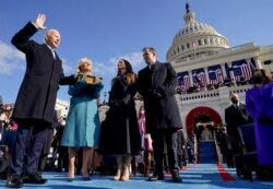 조 바이든 미국 대통령이 20일 워싱턴 연방의사당에서 열린 취임식에서 부인 질 바이든 여사와 가족들이 지켜보는 가운데 취임선서를 했다.
