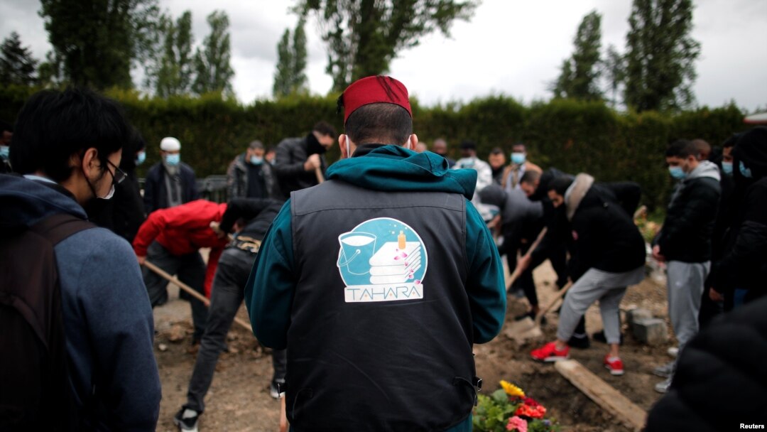 Upacara pemakaman seorang warga Muslim yang meninggal karena COVID-19 di La Courneuve, dekat Paris, Prancis, 17 Mei 2021 (foto: dok).