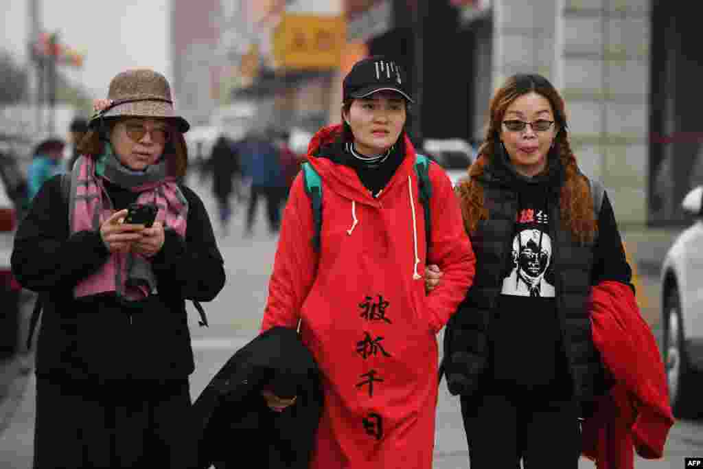 被拘留维权律师王全璋的妻子李文足（中），维权律师李和平的妻子王峭岭（左）和人权人士翟岩民的妻子刘二敏2018年4月5日在北京郊区游行。后来李文足从北京游行到天津，寻找丈夫，控告办案机关。李文足在天津被执法人员带走，随后获释，被软禁在北京的家中。