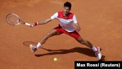 Novak Đoković u meču protiv Ukrajinca Aleksandra Dolgopolova na Mastersu u Rimu, 14. maja 2018. godine (Foto: Reuters/Max Rossi) 