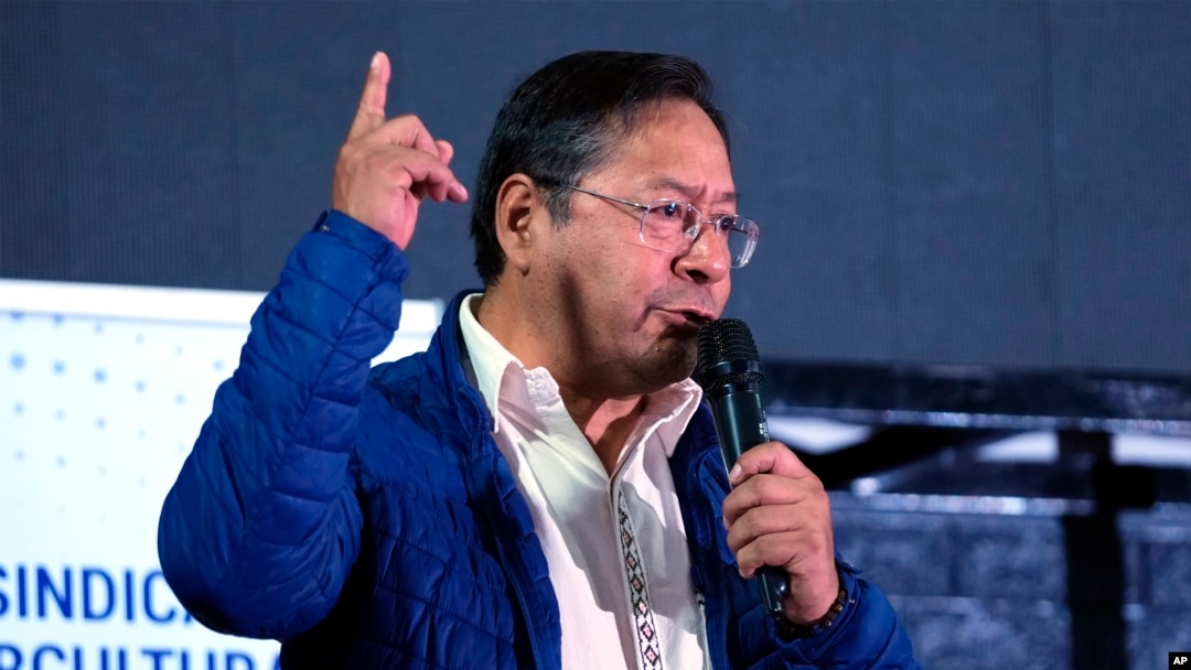 ARCHIVO - El presidente boliviano Luis Arce se dirige a la asamblea de trabajadores agrícolas de la Confederación de Pueblos Interculturales de Bolivia en La Paz, Bolivia, el 3 de octubre de 2023.