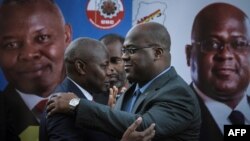 Vital Kamerhe (à gauche), après son désistement en faveur de Felix Tshisekedi de l’UDPS (à droite) pour l'élection présidentielle de décembre, à Nairobi, le 23 novembre 2018.