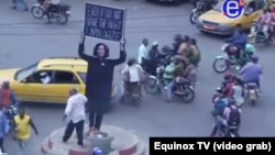 L'oeuvre est démontée par des activites camerounais, à Douala, Cameroun, le 7 décembre 2017. (Screen shot Equinox TV)