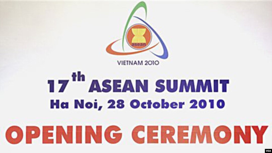 Para pemimpin ASEAN pada pembukaan KTT ASEAN di Hanoi, Vietnam Kamis, 28 Oktober 2010.