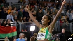 L'Ethiopienne Genzebe Dibaba jubile après avoir battu son propre record du monde du 2000 m, aux championnats du monde en salle, à Portland, Ore, 20 mars 2016.