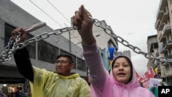 ARCHIVO - Manifestantes antigubernamentales se manifiestan contra el racionamiento de electricidad en Quito, Ecuador, el 21 de noviembre de 2024. 