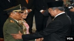 KSAD yang baru, Letnan Jenderal Pramono Edhie Wibowo, beserta isteri disalami oleh Presiden Susilo Bambang Yudhoyono setelah dilantik hari Kamis (30/6).