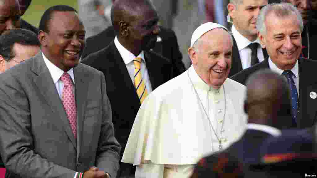 Paparoma Francis tare da shugaban kasar Kenya Uhuru Kenyatta &nbsp;