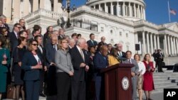 Para anggota Kongres AS dari Partai Demokrat menyerukan diambilnya tindakan untuk mengendalikan kepemilikan senjata api pasca penembakan massal Las Vegas, dalam pernyataan di Gedung Capitol Rabu (4/10). 