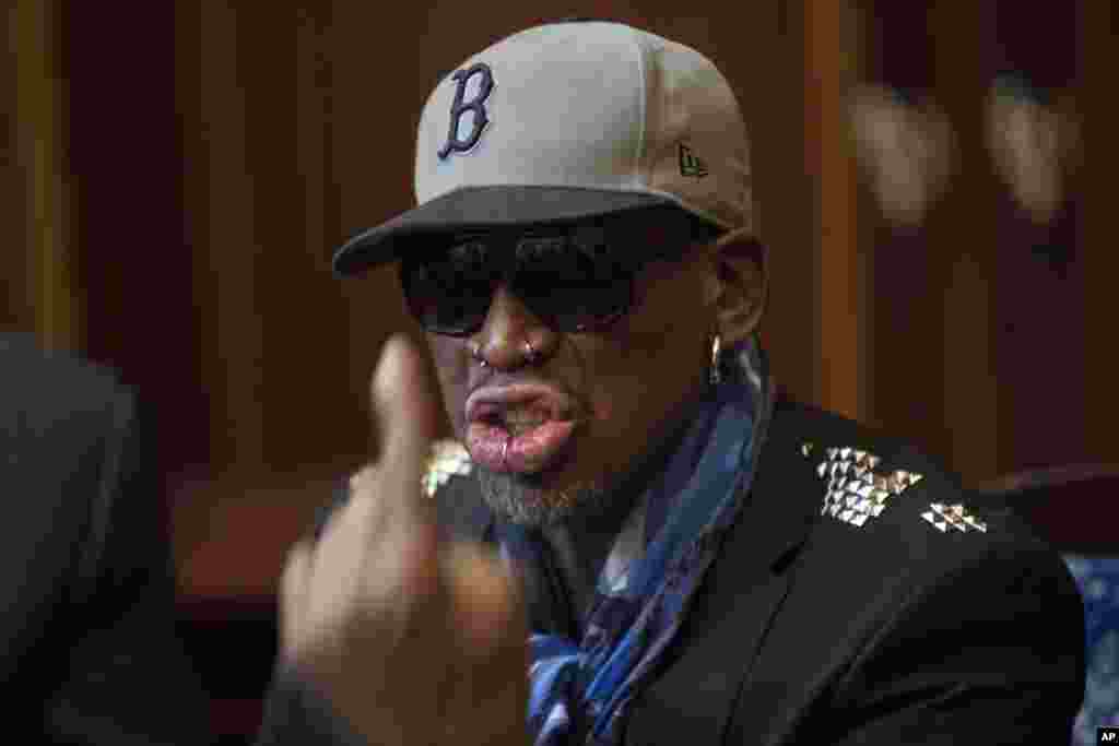 Dennis Rodman fala com um colega da equipa americana durante uma reunião no hotel de Pyongyang, Coreia do Norte, Jan. 7, 2014.