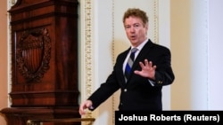 Le sénateur américain Rand Paul arrive au Capitole pour le procès en destitution du président Donald Trump, le 16 janvier 2020. (Photo: REUTERS/Joshua Roberts)