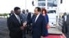 Presiden Kamerun Paul Biya (tengah) dan istrinya Chantal Biya (kanan) disambut oleh sejumlah pejabat saat tiba di Bandara Internasional Yaounde Nsimalem, Kamerun, pada 21 Oktober 2024. (Foto: Handout/Cameroon Presidential Press Office/AFP) 