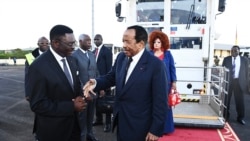 Presiden Kamerun Paul Biya (tengah) dan istrinya Chantal Biya (kanan) disambut oleh sejumlah pejabat saat tiba di Bandara Internasional Yaounde Nsimalem, Kamerun, pada 21 Oktober 2024. (Foto: Handout/Cameroon Presidential Press Office/AFP) 