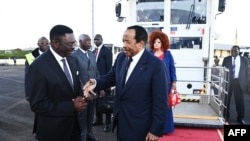 Presiden Kamerun Paul Biya (tengah) dan istrinya Chantal Biya (kanan) disambut oleh sejumlah pejabat saat tiba di Bandara Internasional Yaounde Nsimalem, Kamerun, pada 21 Oktober 2024. (Foto: Handout/Cameroon Presidential Press Office/AFP) 