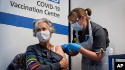 Inggris hari Selasa (8/12) memulai program vaksinasi massal Covid-19. 