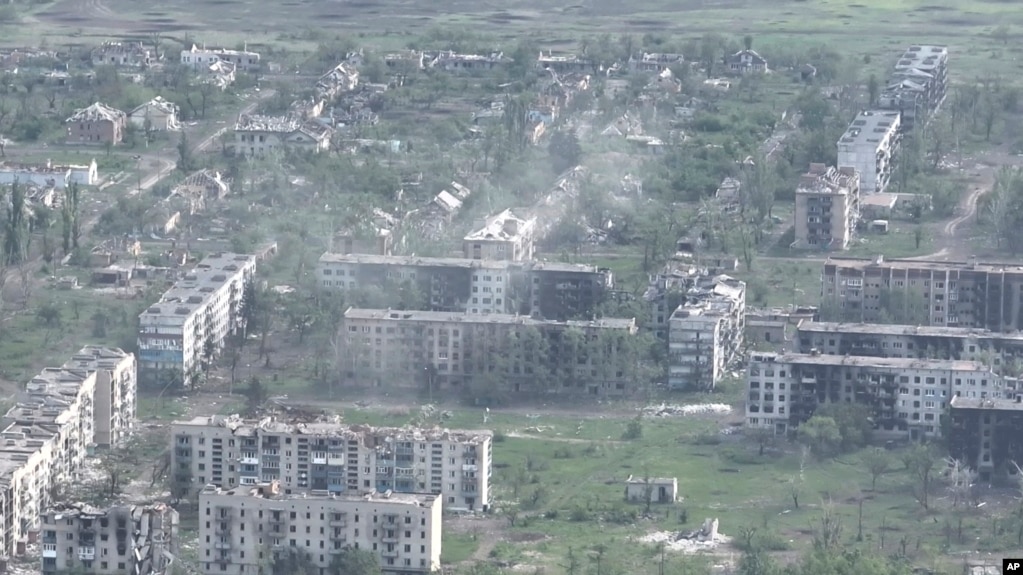 乌克兰当局提供的照片显示2024年4月29日东部城市Chasiv Yar被俄罗斯攻击后满目疮痍。(photo:VOA)