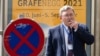 Ruski zvaničnik u Međunarodnoj agenciji za atomsku energiju (IAEA), Mihajl Uljanov, puši cigaretu u blizini Grand hotela u Beču gde se odvijaju nuklearni razgi iza zatvoreih vrata, u Austriji, 12. juna 2021.