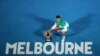 Novak Djokovic dari Serbia merayakan kemenangannya melawan Daniil Medvedev dari Rusia di Australia Terbuka, 21 Februari 2021. PM Victoria Daniel Andrews mengatakan pada 27 Oktober pemain tenis yang tidak divaksinasi dilarang berlaga di Australia Open. (Foto: REUTERS/Kelly Defina)