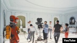 El director Stanley Kubrick durante la filmación de "2001 A Space Odyssey", Warner Bros. c. 1967