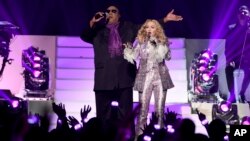 Stevie Wonder y Madonna rindieron tributo a Prince en los Premios Billboard a la Música, en el T-Mobile Arena, en Las Vegas, Nevada, el domingo, 22 de mayo de 2016.