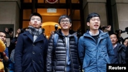 香港“双学三子” (左起) 黄之锋、周永康和罗冠聪在香港终审法院外面见媒体 （2018年2月6日）