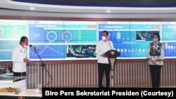 Menteri Investasi Bahlil Lahadalia menjelaskan sistem perizinan online terpadu (OSS) kepada Presiden Joko Widodo dan Menteri Keuangan Sri Mulyani dalam acara peluncuran OSS, di Jakarta, Senin, 9 Agustus 2021. (Foto: Biro Pers Sekretariat Presiden)