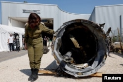 이스라엘군은 16일 이란이 이스라엘을 향해 드론과 미사일을 발사한 후 사해에서 회수한 이란 탄도 미사일을 공개했다.