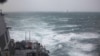 Kapal perang USS Higgins (DDG-76), dan kapal perang Kapal perang Kanada HMCS Vancouver (FFH 331), yang berada di belakang, berlayar melewati Selat Taiwan, pada 20 Oktober 2024. (Foto: Trevor Hale/US NAVY/AFP)