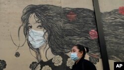 20일 미국 캘리포니아주 샌프란시스코의 거리 벽화에 마스크를 씌워놓았다.