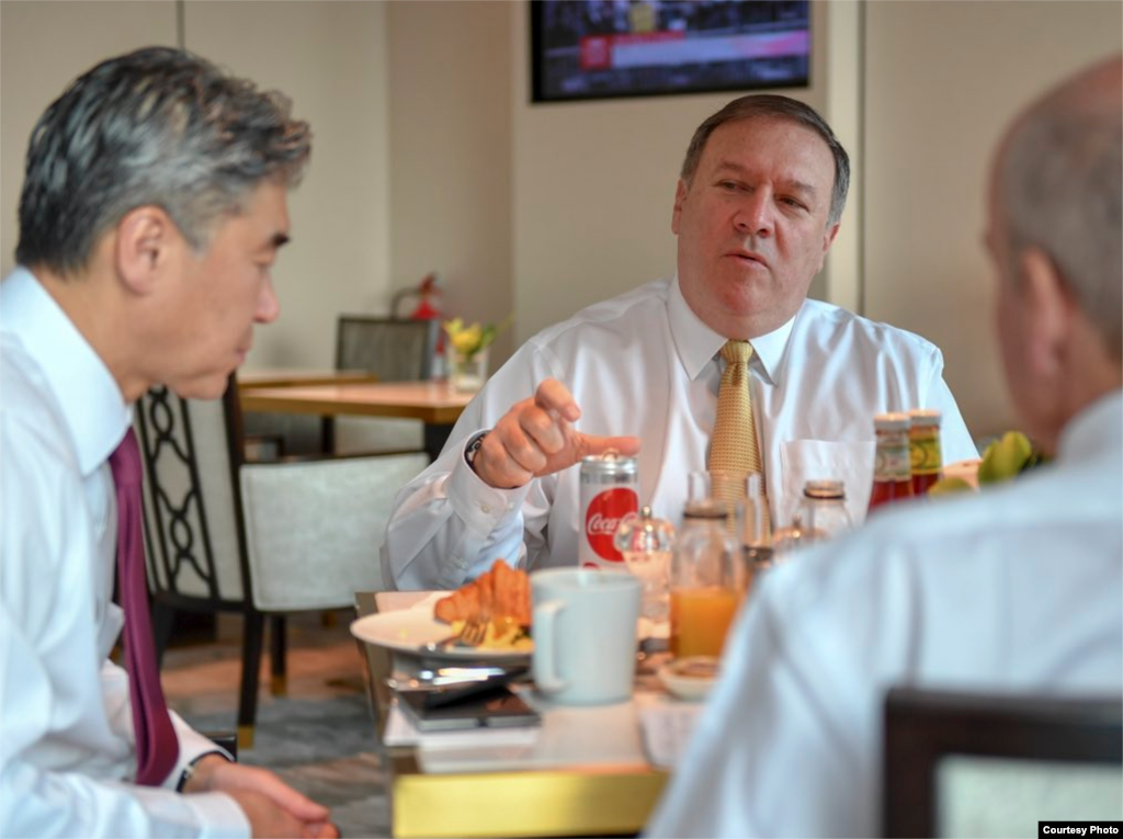 마이크 폼페오 미 국무장관과 성 김 필리핀주재 대사가 11일 북한 협상팀과의 회담에 앞서 브리핑을 하고 있다. 폼페오 장관 트위터 캡처.